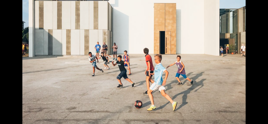 3rd December 2021

Lo sport praticato dai ragazzi negli oratori della diocesi di Milano è il cuore e la fibra muscolare della rigenerazione urbana oltre che sociale in atto nei quartieri milanesi. Un’azione che affianca e rafforza la più “classica” missione educativa e sociale che da anni viene messa in campo negli oltre 800 oratori nella diocesi di Milano, dal capoluogo a Lecco, da Varese a Melegnano. Ci ha quindi visto – bene, ma soprattutto – “lungo” prima della pandemia il Politecnico di Milano che ha assegnato il Polisocial Award 2019 – ovvero il premio ai programmi di impegno e responsabilità sociale dell’ateneo – al progetto SPèS di cui insieme alla Fom, la fondazione degli oratori milanesi, ha presentato i risultati finali dello studio.

Dall’azione urbanistica, a quella sociale e soprattutto sportiva nei cinque oratori milanesi di Scalo di Porta Romana, Città Studi, Quarto Oggiaro, Baggio e Barona presi a campione: «Abbiamo utiliz